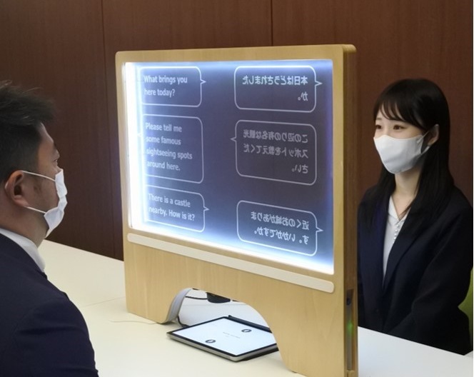 西武新宿駅にて翻訳対応透明ディスプレイ実証実験を開始します