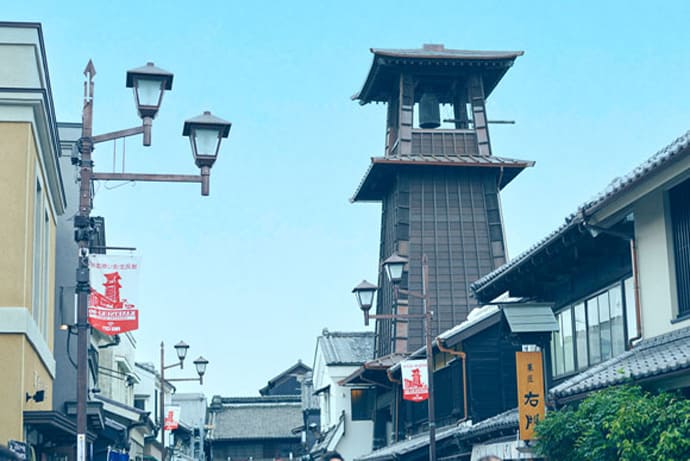 Kawagoe is known as "little Edo." characterized by streets lined with traditional kura-style buildings, temples, shrines and famous dining spots. It provides beautiful scenery including the cherry blossoms along the Shingashi River and the autumn colors at Kitain Temple.