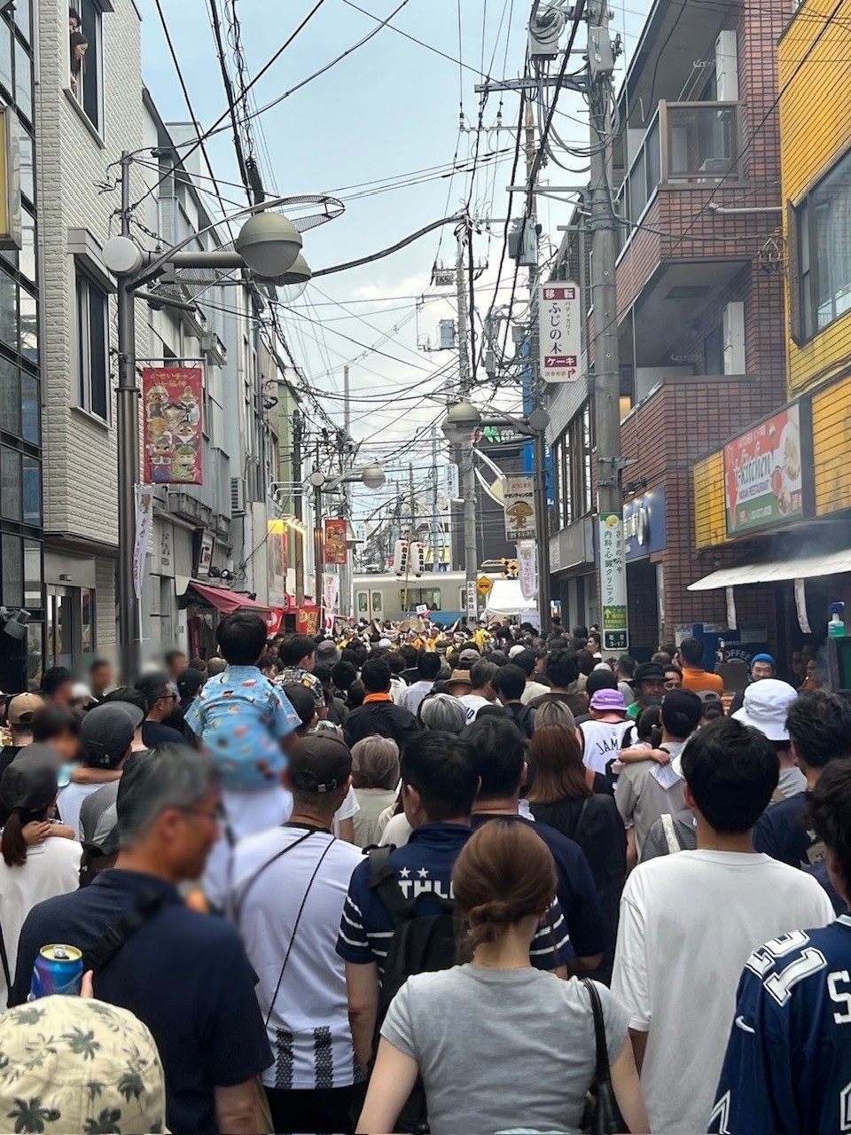 人で埋め尽くされた商店街