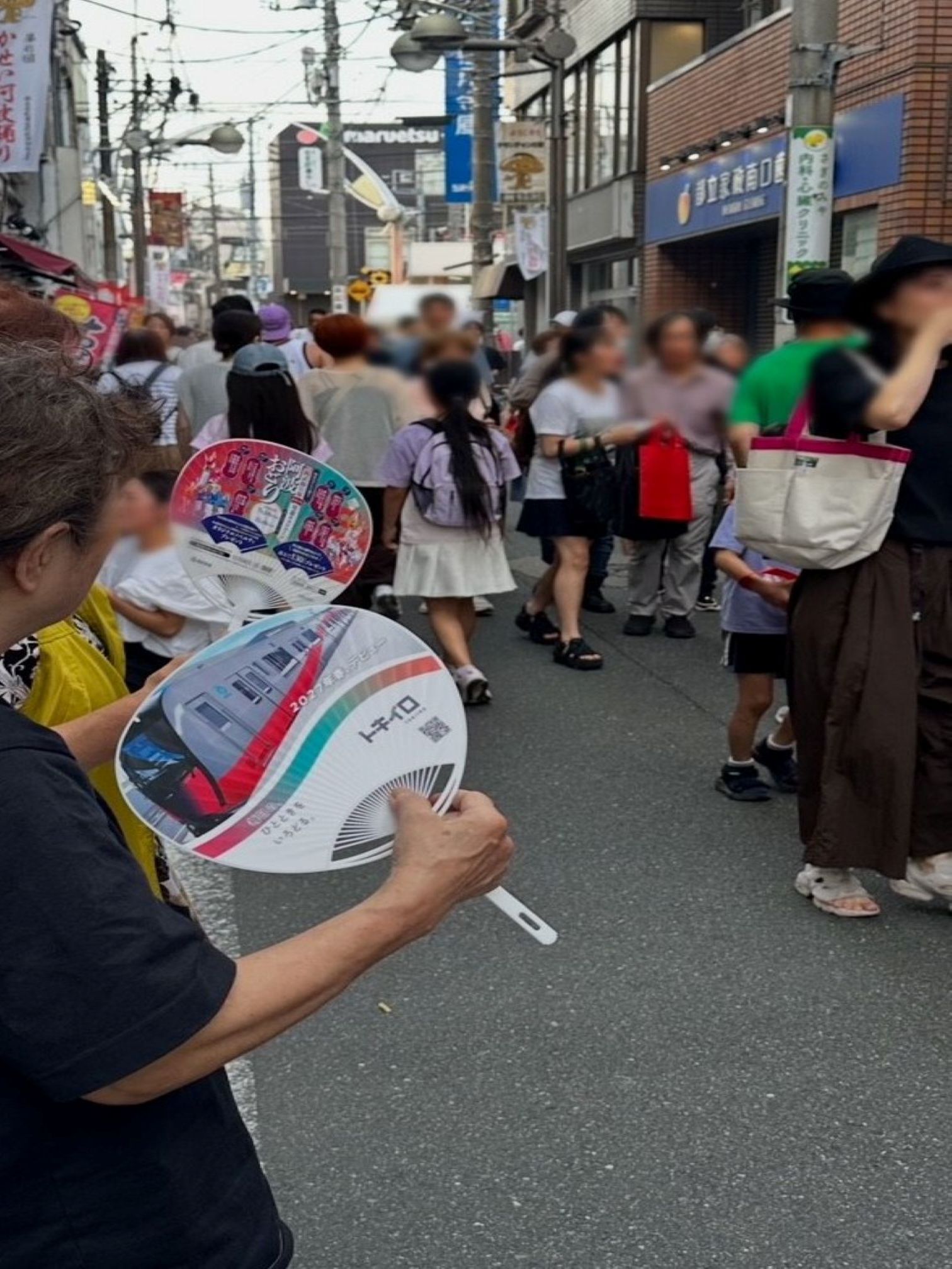 うちわを仰ぐお客さま