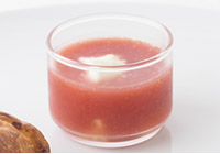 桃とブッラータを浮かべたトマトの冷製スープ